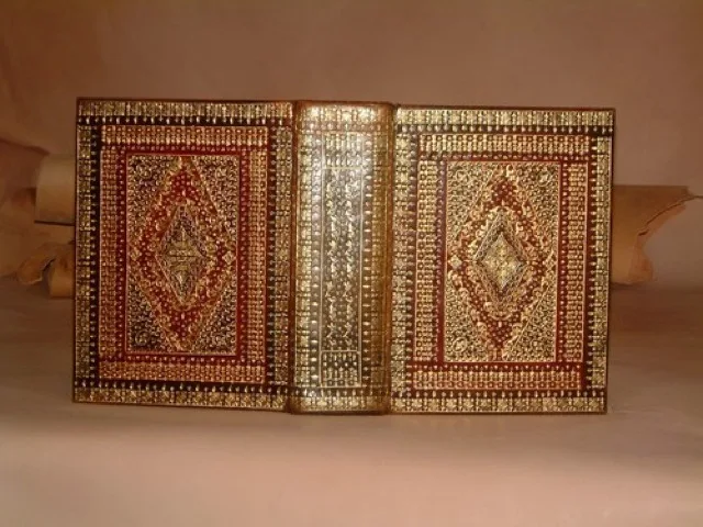 Restaurált bőrkötéses tárgy a konzerválási beavatkozás után